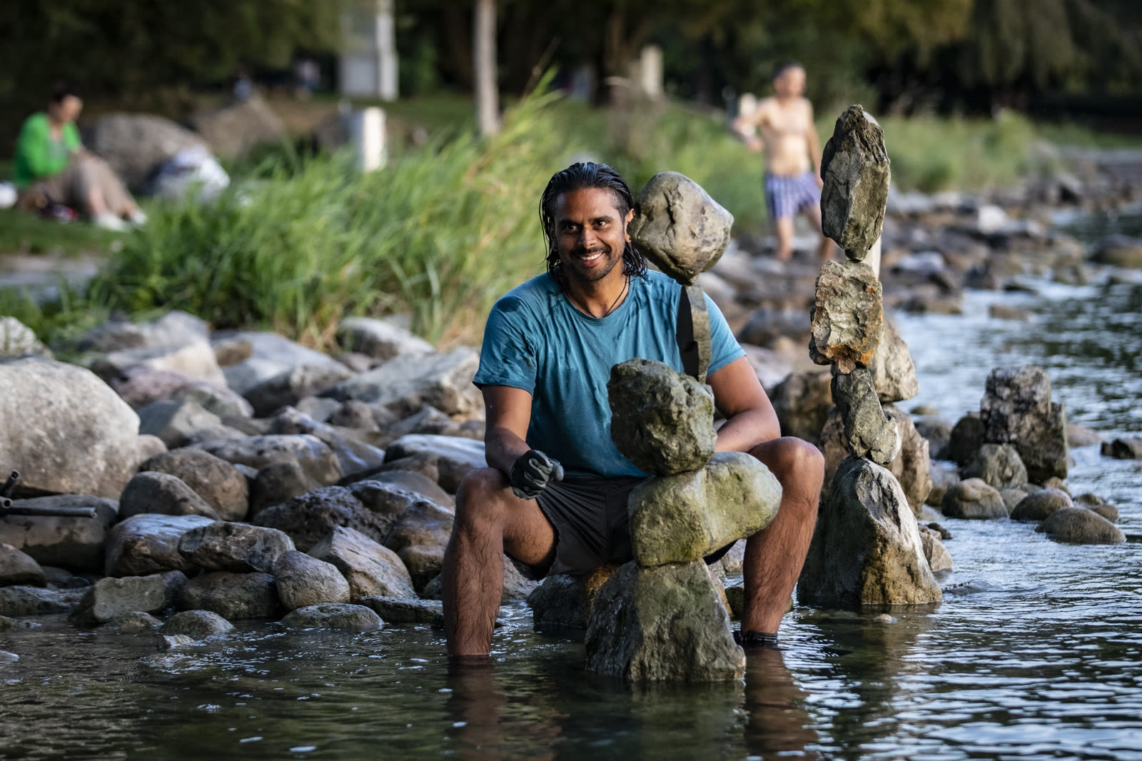 Portrait of Greg Jagassar balancing a stone in Zürich